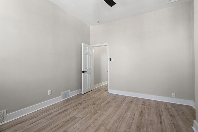 Building Photo - Freshly Renovated 2 Bedroom in Bloomfield available NOW!