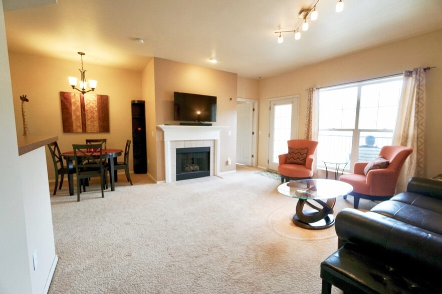 Living/dining - 900 Bitner Rd