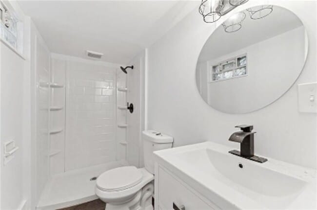 Building Photo - 233 E 19th Ave