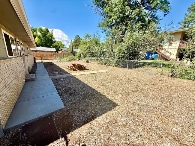 Building Photo - 2428 Clearview Ave