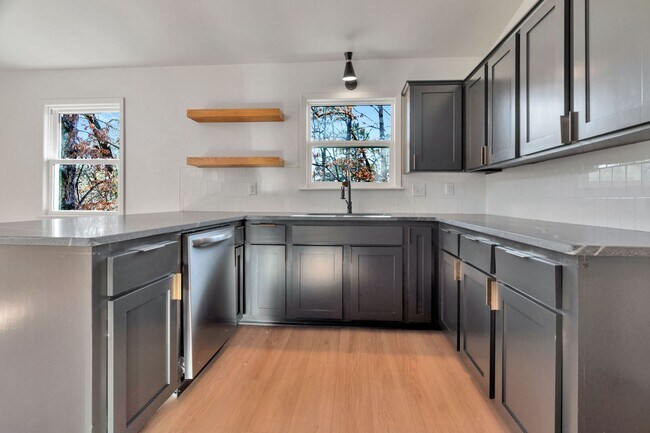 Building Photo - Freshly Remodeled 2 Bed 1.5 Bath home with large deck