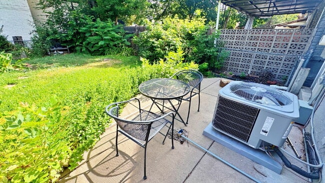 Building Photo - Historic Downtown 4 Bed 1.5 Bath Across from St Joes Hospital and Pres St Lukes.