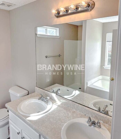 Building Photo - 6202 Hickory Ln Cir