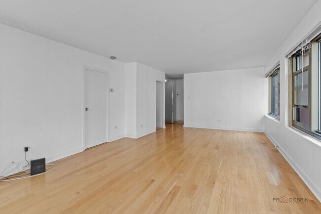 Building Photo - 247 E Chestnut St