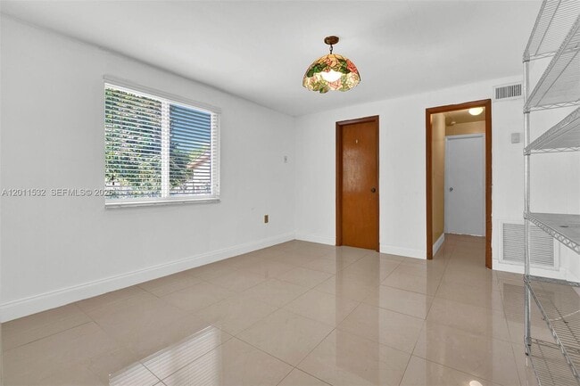 Building Photo - 437 Swan Ave