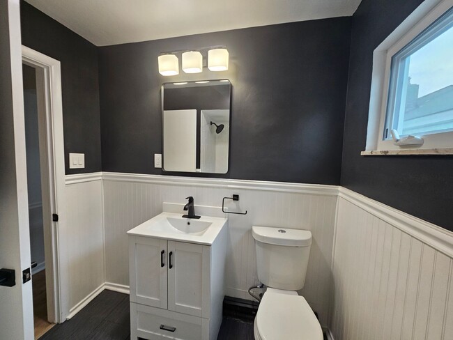 Building Photo - Newly Updated 3 bedroom 1 bath apartment i...
