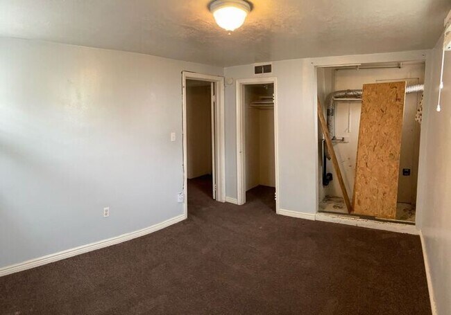 Building Photo - Cozy Basement Apartment - Centrally Located!
