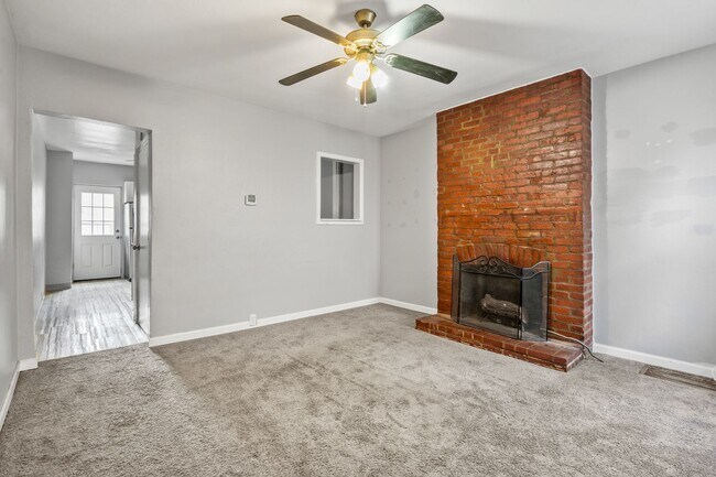 Building Photo - Three Bedroom + Den in the Heart of Bloomfield - Available October 10th!
