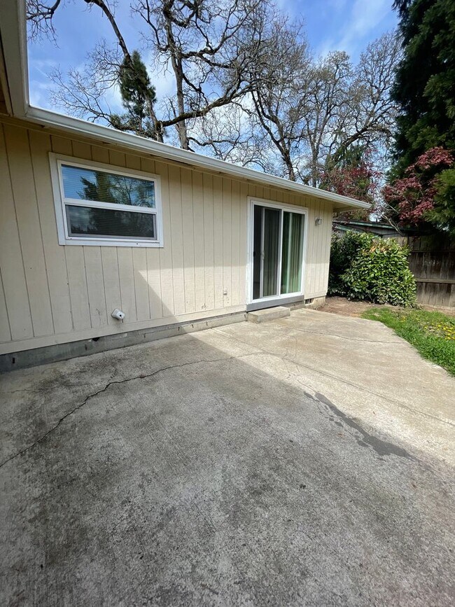 Building Photo - 3 bed 1.5 bath Home in Salem