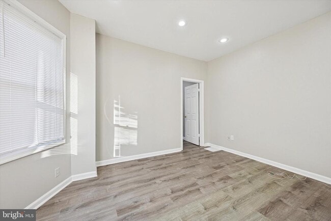 Building Photo - 419 S 4th St