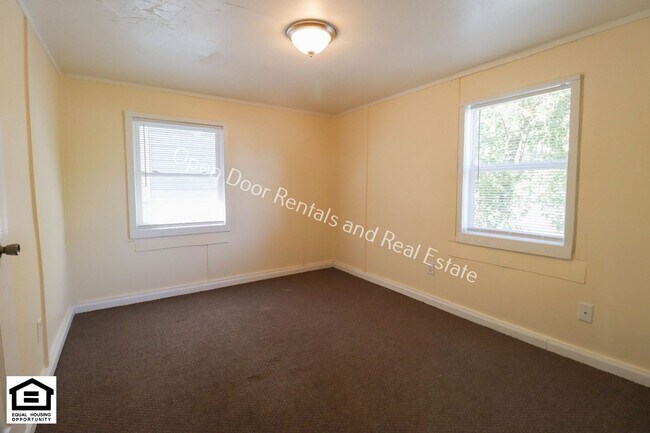 Building Photo - $200 off first months rent! 3 bedroom home...