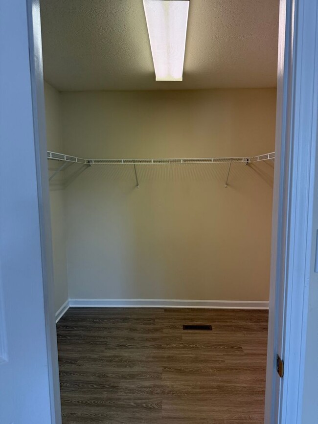 Building Photo - Updated 4 Bedroom 2.5 Bath house in conven...