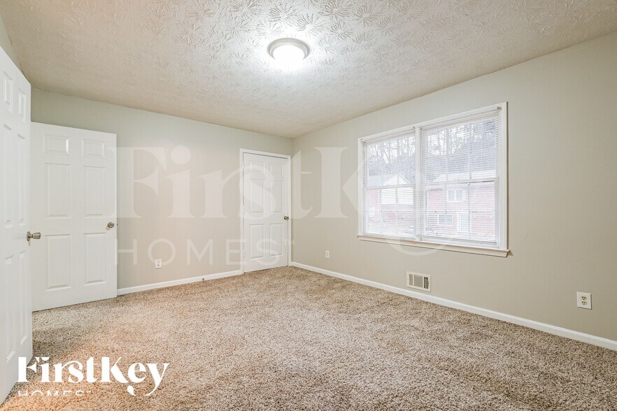 Building Photo - 5266 Ridge Forest Dr