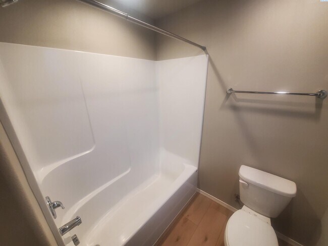 Building Photo - Kennewick Rambler with 3 Car Garage