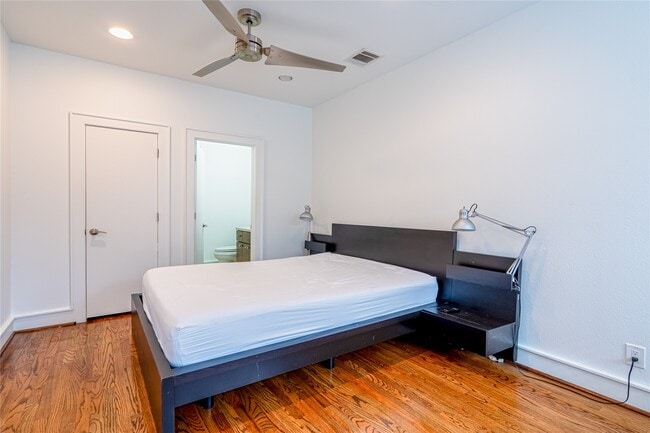 Building Photo - 5321 Lillian St