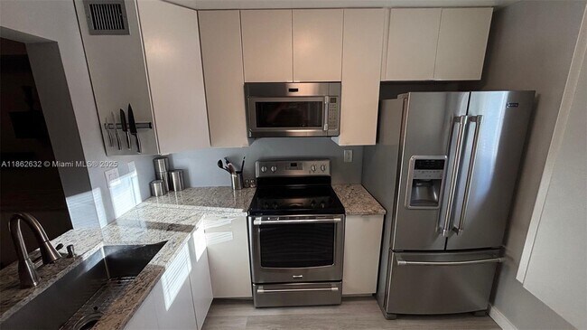 Primary Photo - 2761 S Oakland Forest Dr