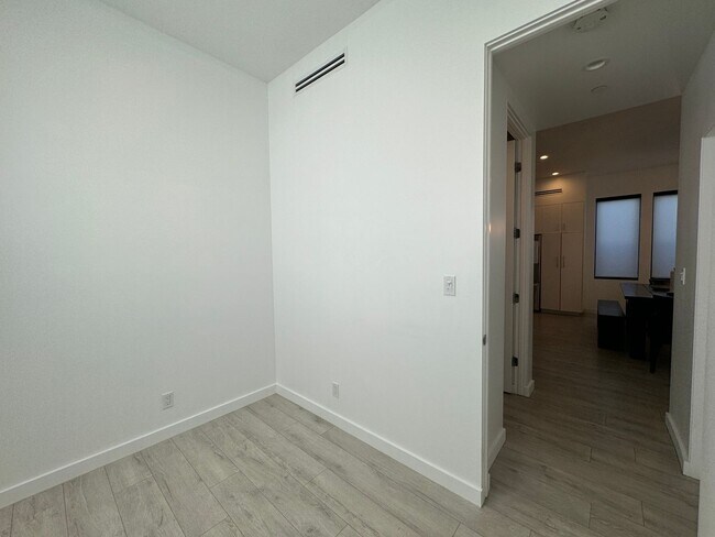 Building Photo - Five Bedroom/Four Bathroom Luxury House in Koreatown