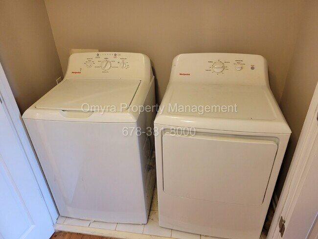 Building Photo - Beautiful Townhome steps away from the Beltline!