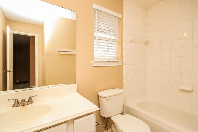 Building Photo - 2610 Heather Knoll Dr