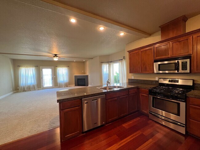 Building Photo - Application Pending - Spacious 3 Bedroom Home in Hood River