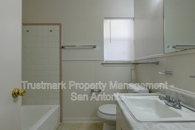 Building Photo - 410 Maple Dr
