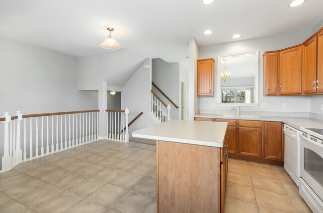 Building Photo - *UPCOMING* 3 Bedroom 2.5 Bath Town-Home Lo...