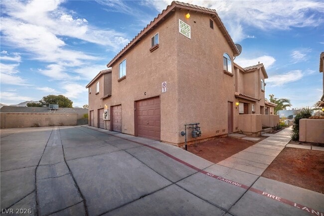 Building Photo - 555 Roxella Ln