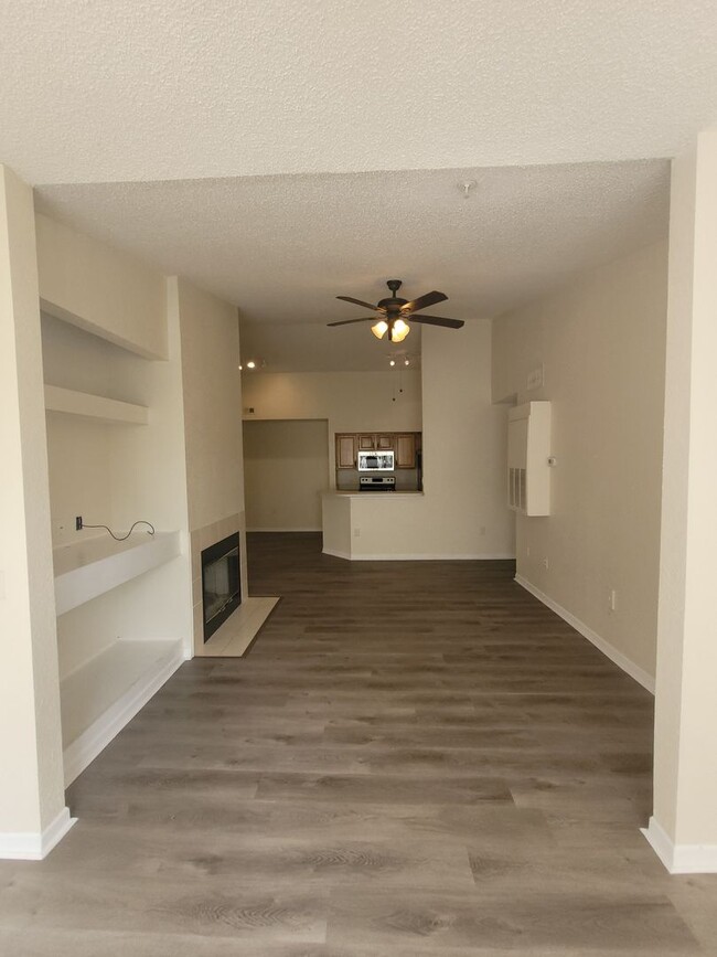 Building Photo - Wonderful 3rd floor 2 bedroom Condo!