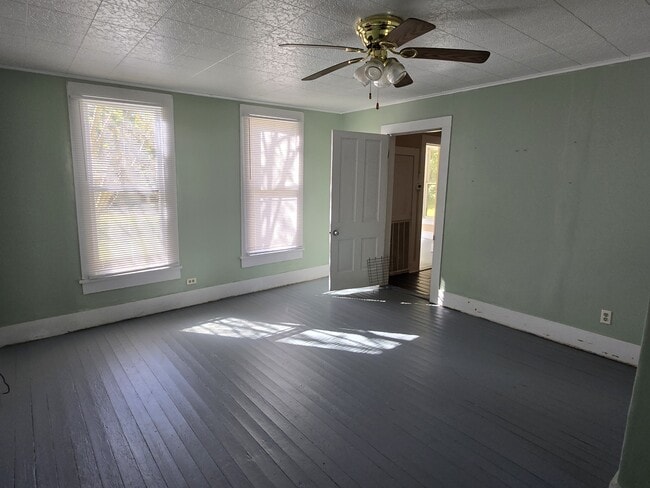 Building Photo - 505 Ave 2 NE