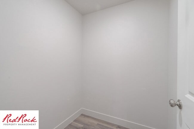 Building Photo - Gorgeous 3 Bedroom Townhome in Washington!