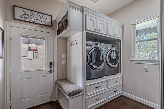 Building Photo - 15569 Crown Oaks Dr