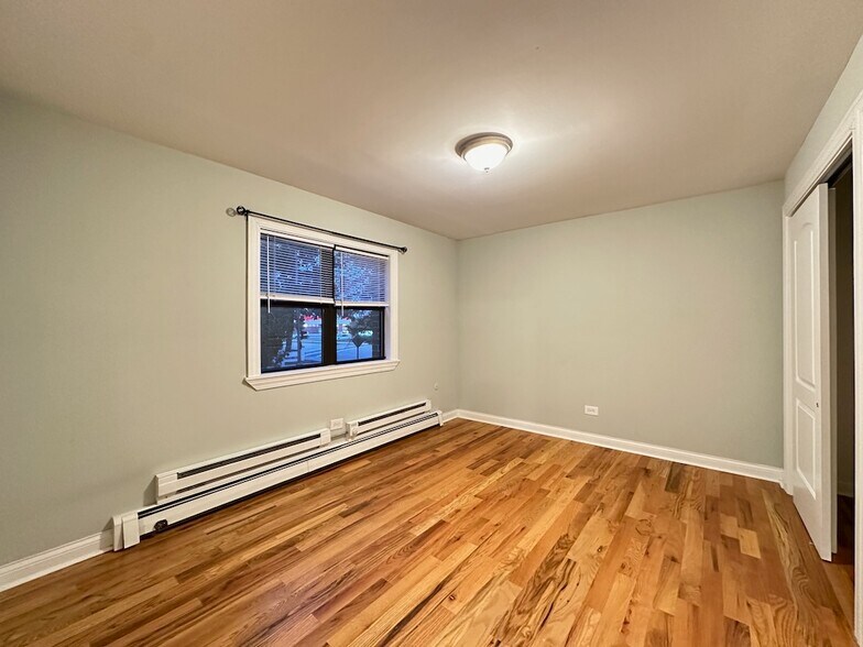 Building Photo - 704 Elm Pl