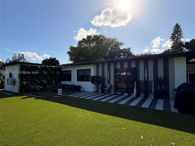 Building Photo - 920 SW 50th Ave