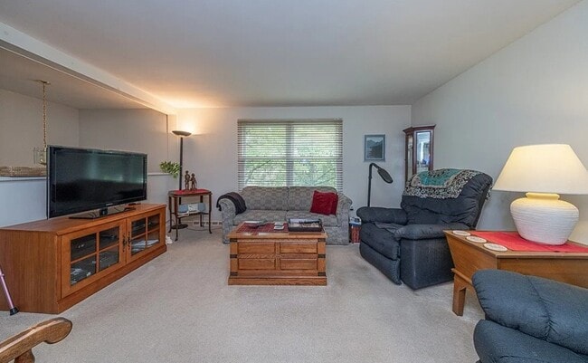 Building Photo - 8850 Breezewood Dr