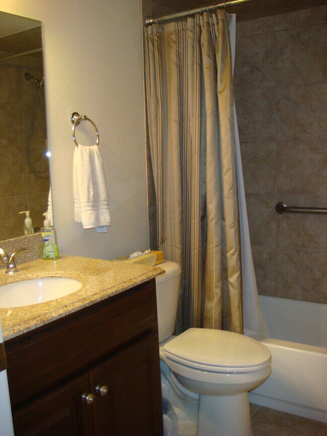 Master bathroom - 3357 N Country Club Rd