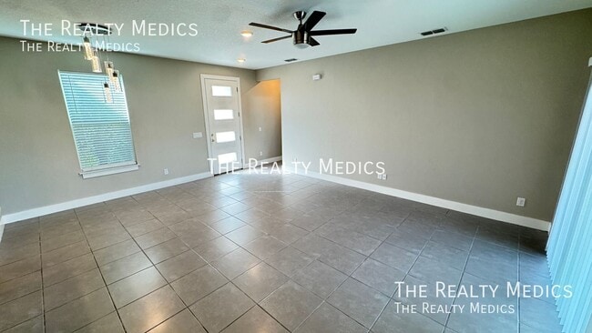 Building Photo - 13 Zinnia Ln