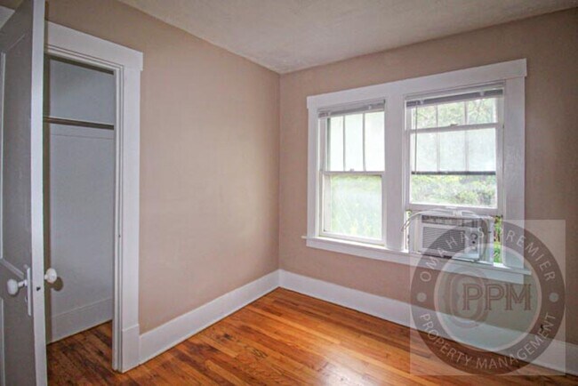 Building Photo - 2114 L St