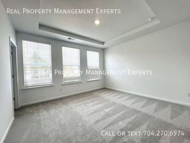 Building Photo - 211 Tamala St