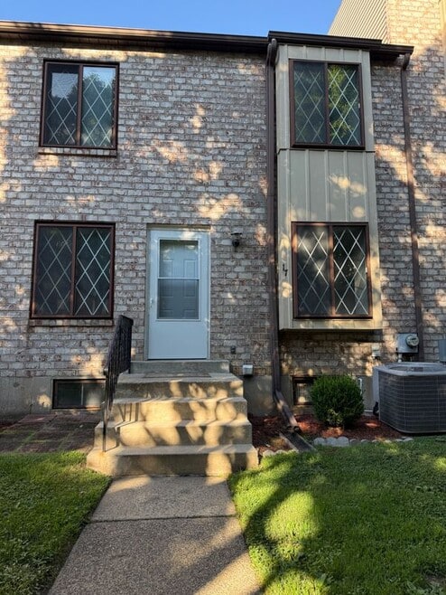 Building Photo - 5200 Hilltop Dr