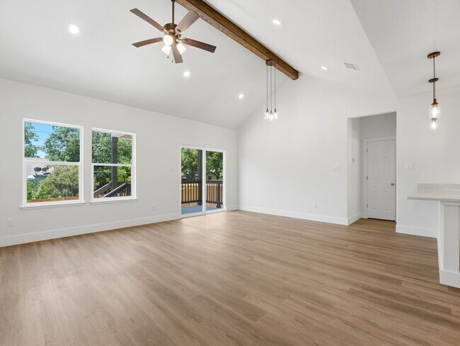 Building Photo - 609 Elm St