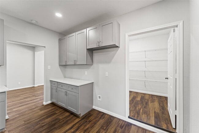 Building Photo - 4826 Brooklawn Dr