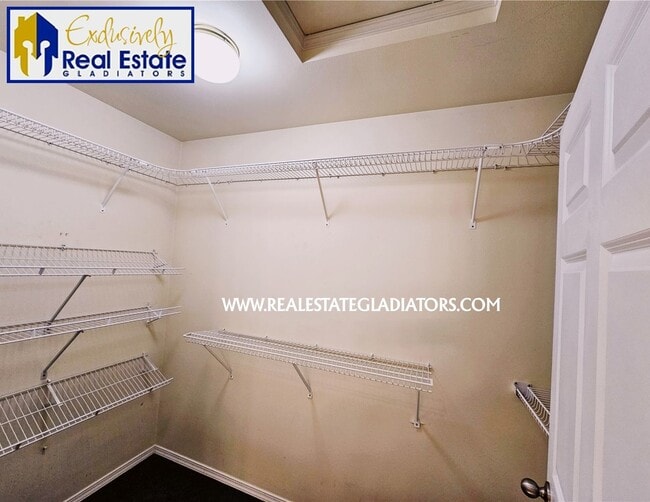 Building Photo - Beautiful, Pet Friendly Light-Filled Rambl...