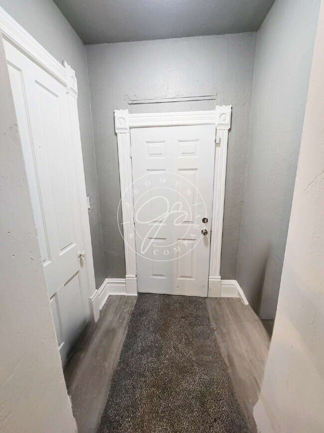 Building Photo - 2 bed upper unit! Private Entrances! Fully updated!