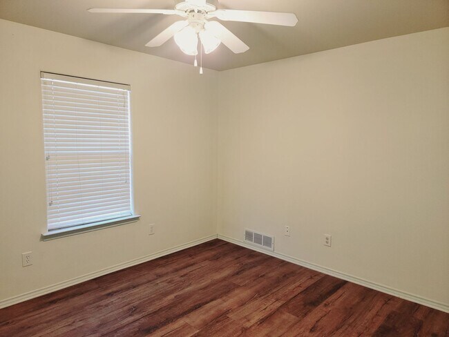 Building Photo - Spacious 3/2/2 in Frenship