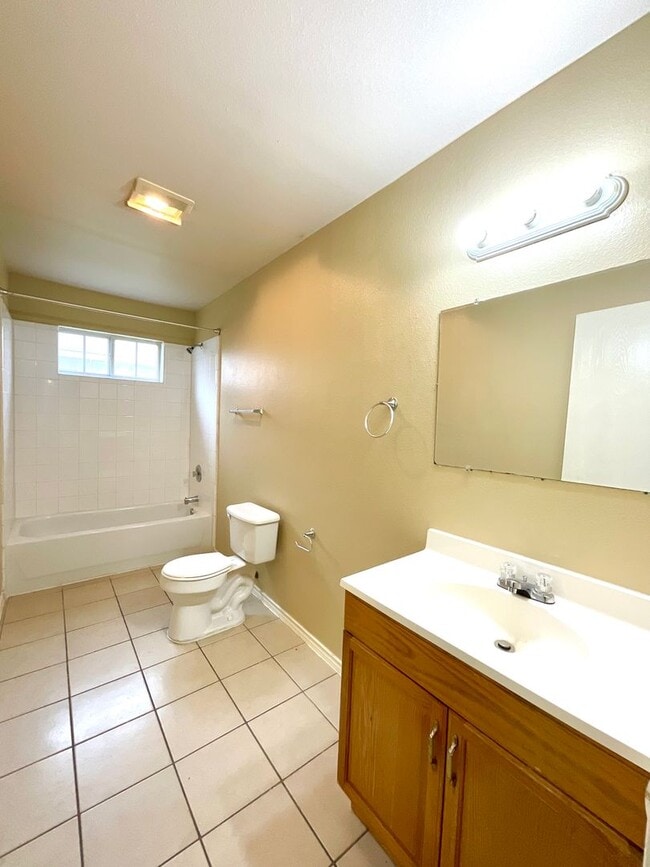 Building Photo - **APPLICATION RECEIVED** **MOVE IN SPECIAL** Charming 3-Bed, 2-Bath Home with Fenced Yard – Pet F...