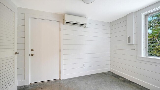 Building Photo - 7665 Sanderling Rd