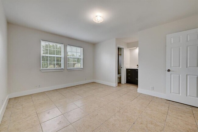 Building Photo - 509 Greenway Dr