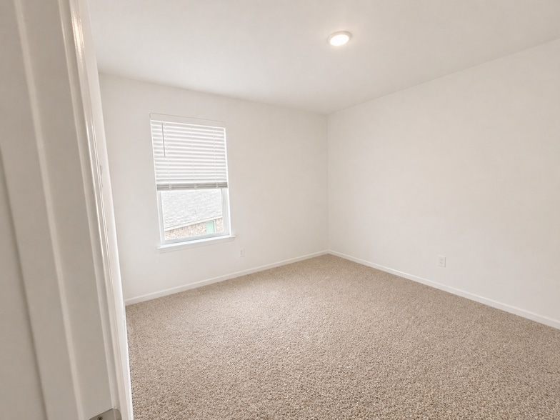 Building Photo - 5207 Twin Acorn Ct