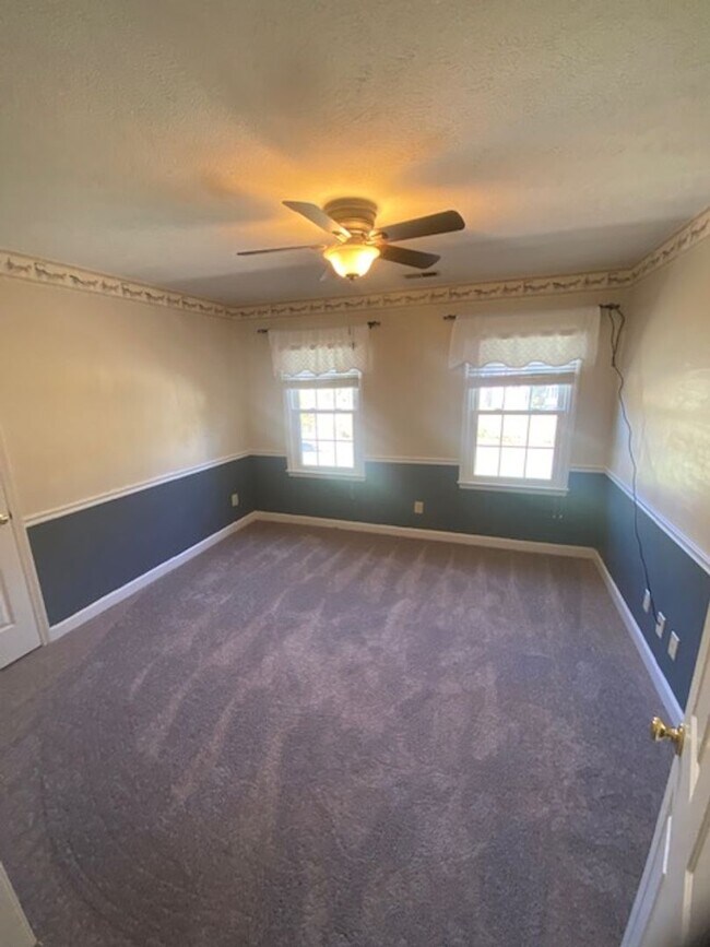 Building Photo - Gorgeous 5 Bedroom 3 Bathroom Brick Home in Woodside Plantation!