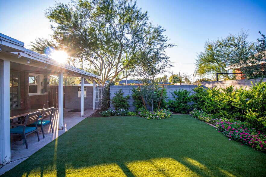 Building Photo - 1102 E Palm Lane